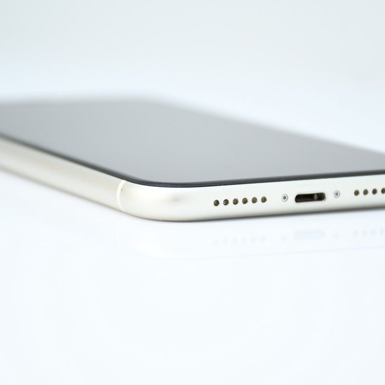 �����ʡ�docomo SIM�ե꡼ iPhone11 256GB �ۥ磻��