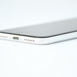 �ڽ����Хåƥ꡼100���SIM�ե꡼ iPhone SE �裲���� 64GB �ۥ磻��