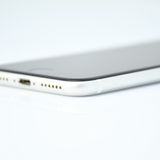 �ڽ����Хåƥ꡼81���SIM�ե꡼ iPhone SE �裲���� 64GB �ۥ磻��