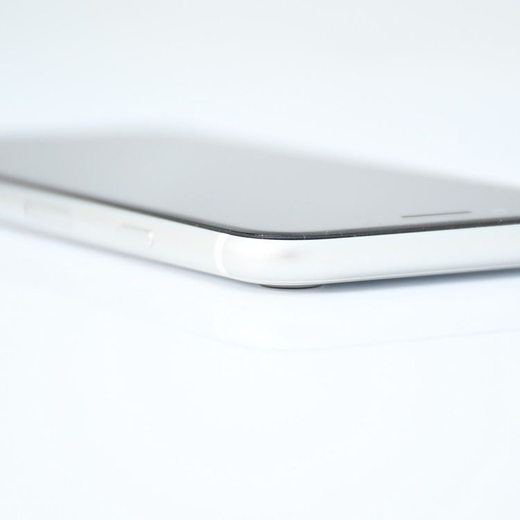 �����ʡ�docomo iPhone SE �裲���� 64GB �ۥ磻��