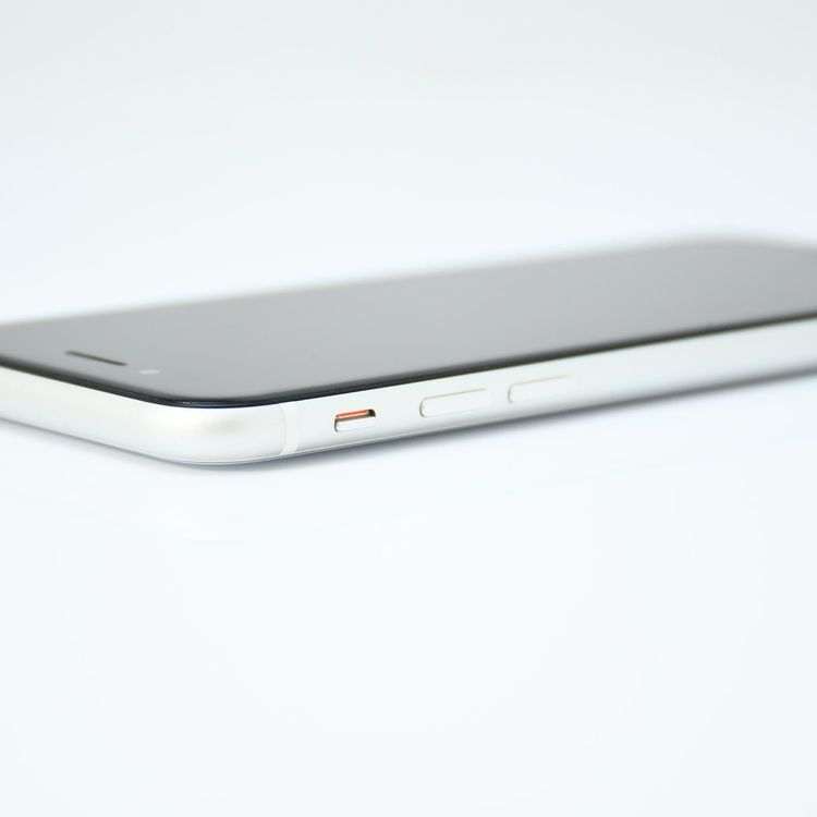 �ڽ����Хåƥ꡼82���SIM�ե꡼ iPhone SE �裲���� 64GB �ۥ磻��