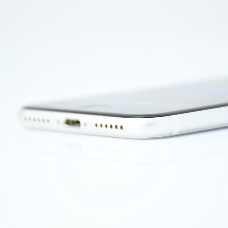 �ڽ����Хåƥ꡼83���SIM�ե꡼ iPhone SE �裲���� 64GB �ۥ磻��