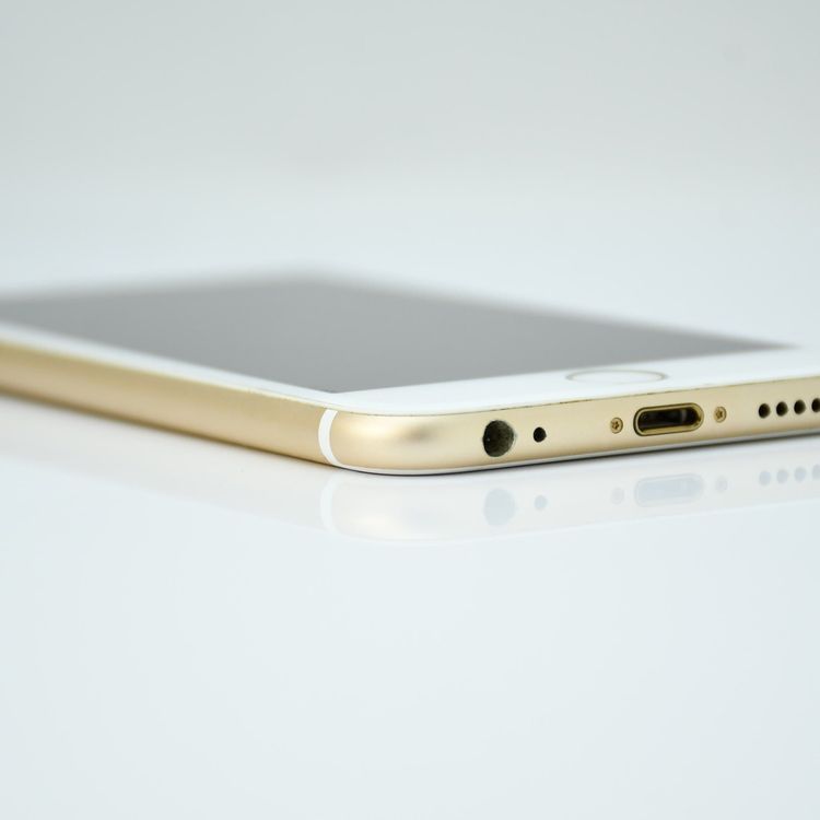 �ڱվ����ʡ������Хåƥ꡼84%��SIM�ե꡼ iPhone6s 32GB �������