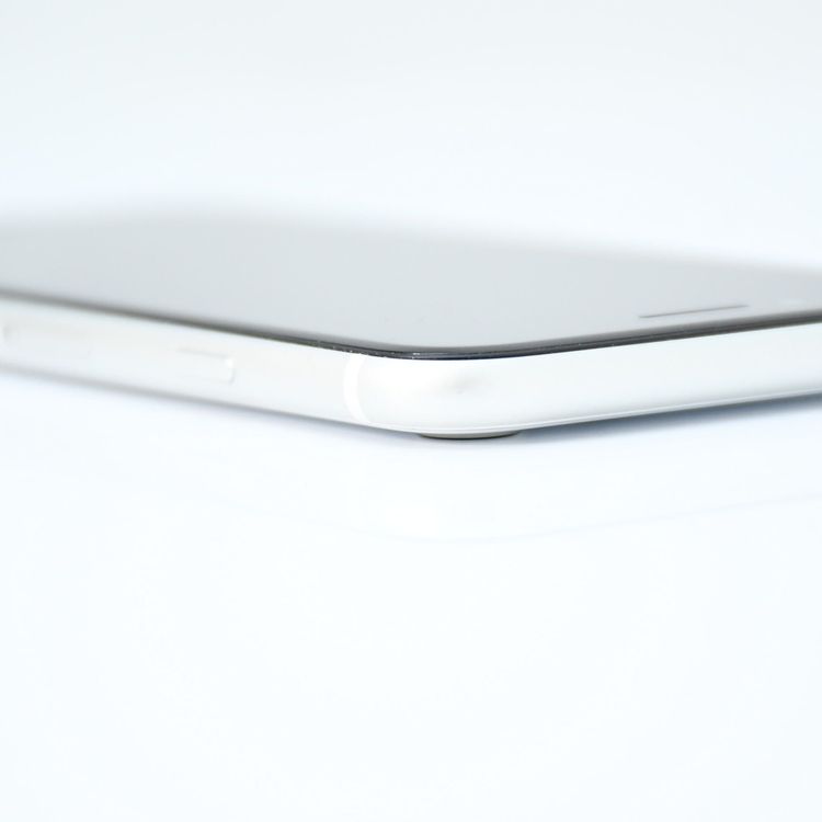 �����ʡ�docomo iPhone SE �裲���� 64GB �ۥ磻��