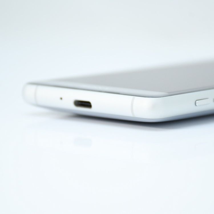 �ڿ���Ʊ�͡�SIM�ե꡼ docomo Xperia XZ2 Compact SO-05K