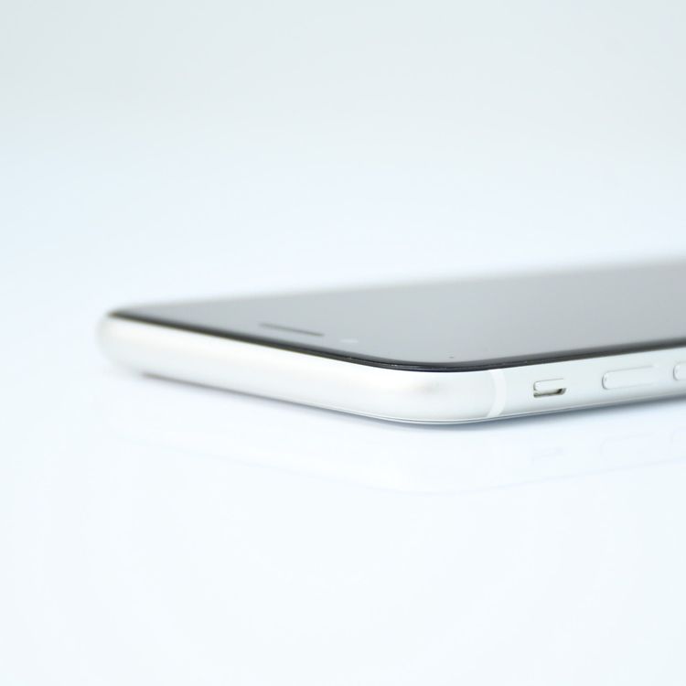 �ڽ����Хåƥ꡼��������86���SIM�ե꡼ iPhone SE �裲���� 64GB �ۥ磻��