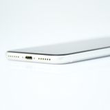 �ڱվ����ʡ������Хåƥ꡼77���SIM�ե꡼ iPhone SE �裲���� 128GB �ۥ磻��