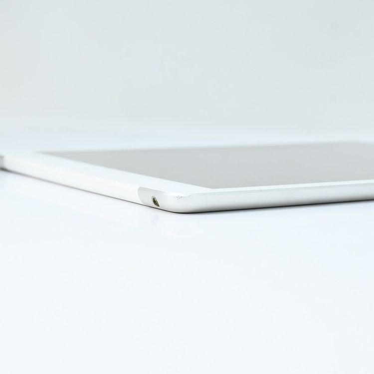 �ڥХåƥ꡼��������92���SIM�ե꡼iPad ��7���� 32GB ����С�