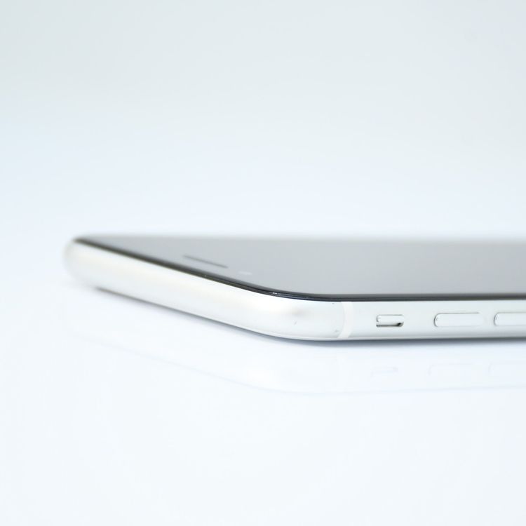 �����ʡ�SIM�ե꡼ iPhone SE �裲���� 64GB �ۥ磻��