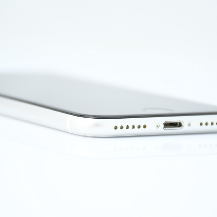 �����ʡ�docomo iPhone SE �裲���� 64GB �ۥ磻��