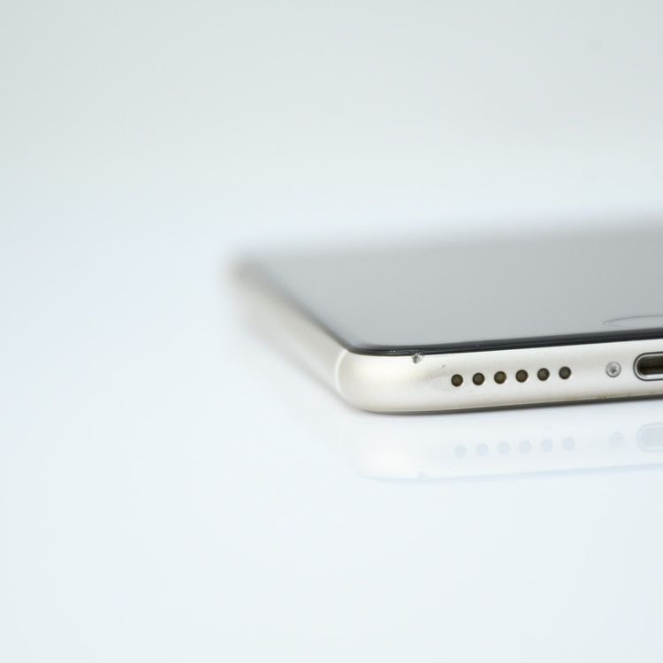 �ڱվ����ʡ������Хåƥ꡼��������87���au SIM�ե꡼ iPhoneSE �裳���� 64GB