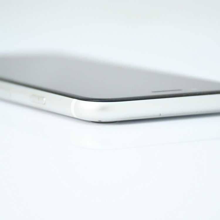 ��ư��ġ�����100 %��SIM�ե꡼ iPhone SE�裲���� 64GB �ۥ磻��