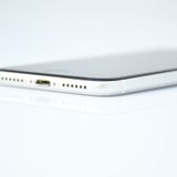 �����ʡ������Хåƥ꡼83���SIM�ե꡼ iPhone SE �裲���� 128GB �ۥ磻��