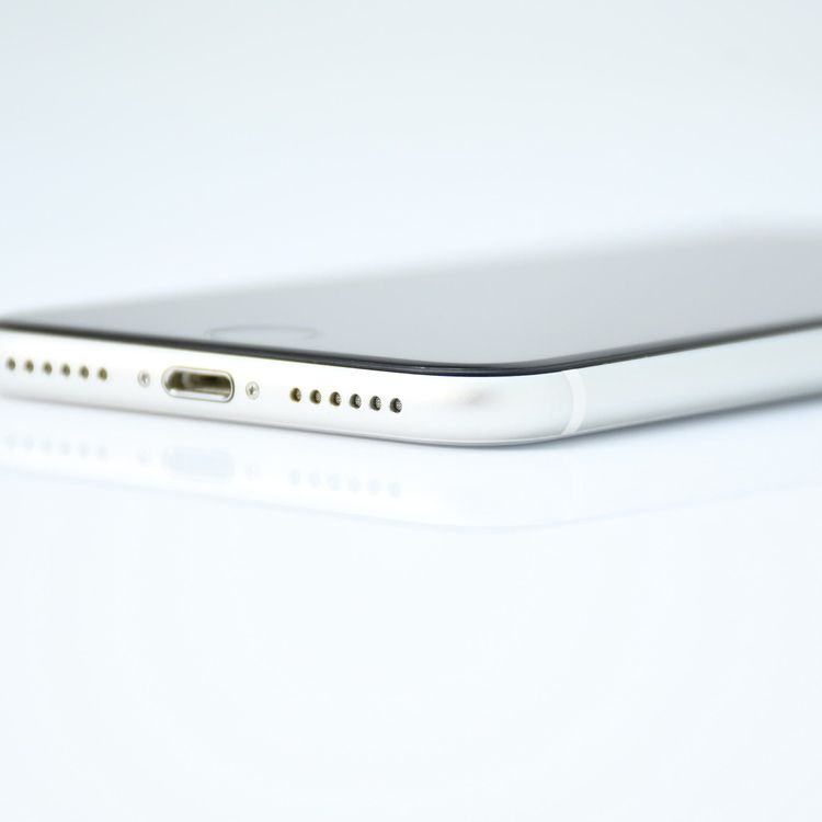 �����ʡ������Хåƥ꡼83���SIM�ե꡼ iPhone SE �裲���� 128GB �ۥ磻��