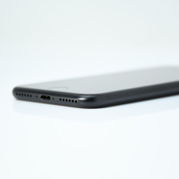 �ڱվ����ʡ������Хåƥ꡼82���SIM�ե꡼ iPhone SE �裲���� 64GB �֥�å�