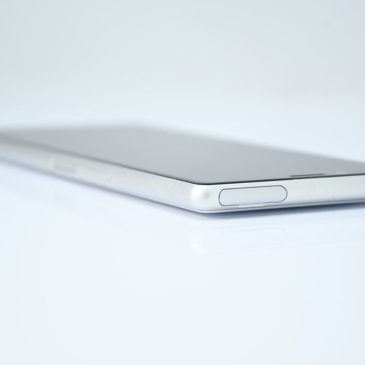 �����ʡ������ɹ���au SIM�ե꡼ Xperia 1 SOV40 �ۥ磻��