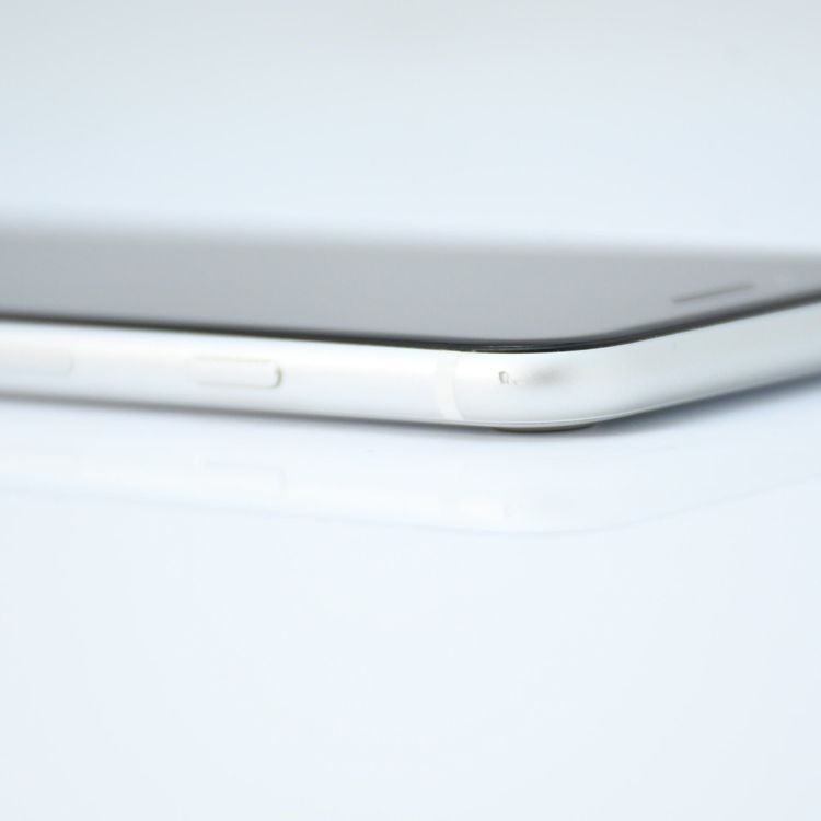 �ڱվ����ʡ�SIM�ե꡼ iPhone SE �裲���� 128GB �ۥ磻��