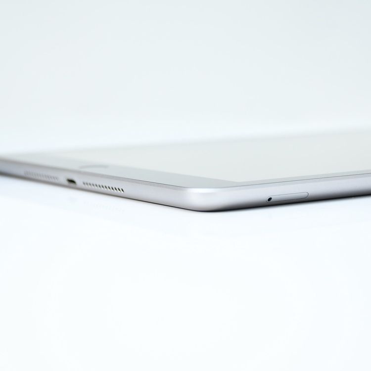 �ڲ��̲����ܥ��󥸥�󥯡�SIM�ե꡼iPad ��6���� 32GB ���ڡ������쥤