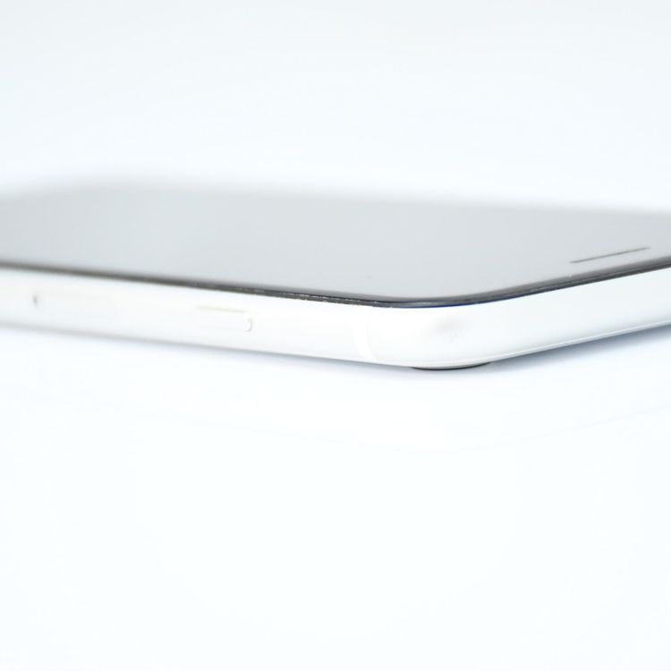 SIM�ե꡼iPhone SE �裲���� 64GB �ۥ磻��