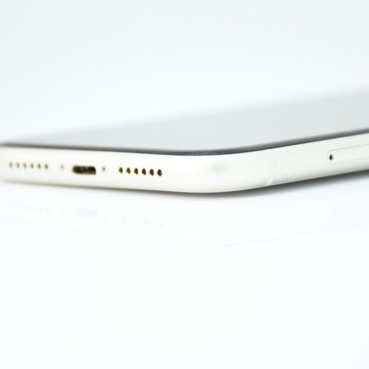 �����ʡ�docomo SIM�ե꡼ iPhone11 128GB �ۥ磻��