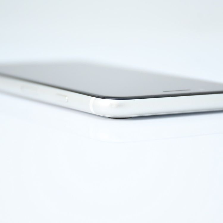 SIM�ե꡼ iPhone SE �裲���� 64GB �ۥ磻��