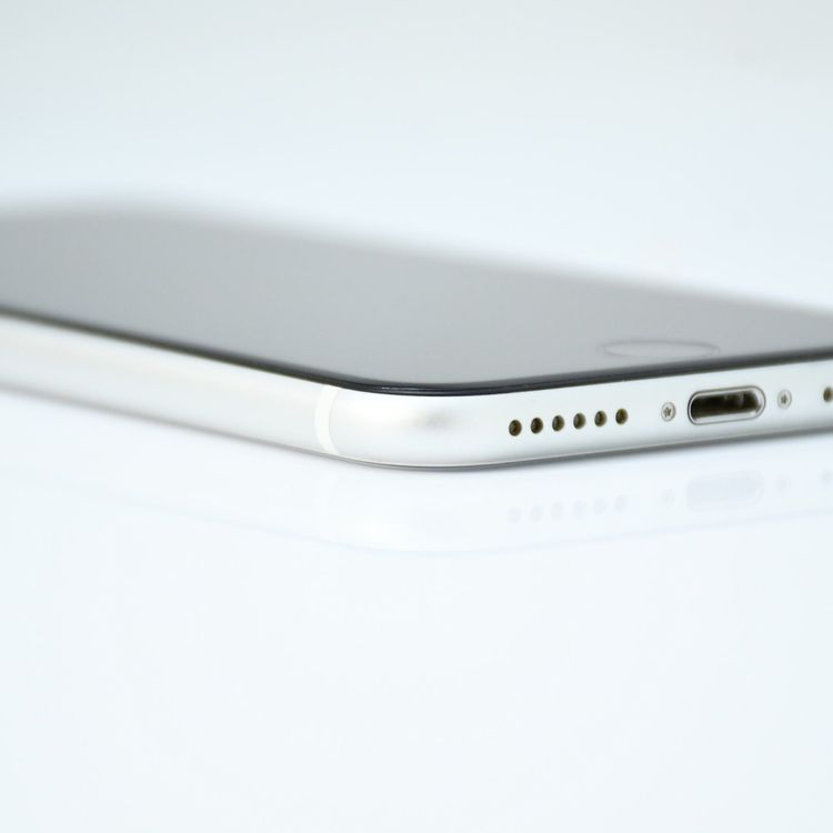 �ڱվ����ʡ������Хåƥ꡼77���SIM�ե꡼ iPhone SE �裲���� 128GB �ۥ磻��