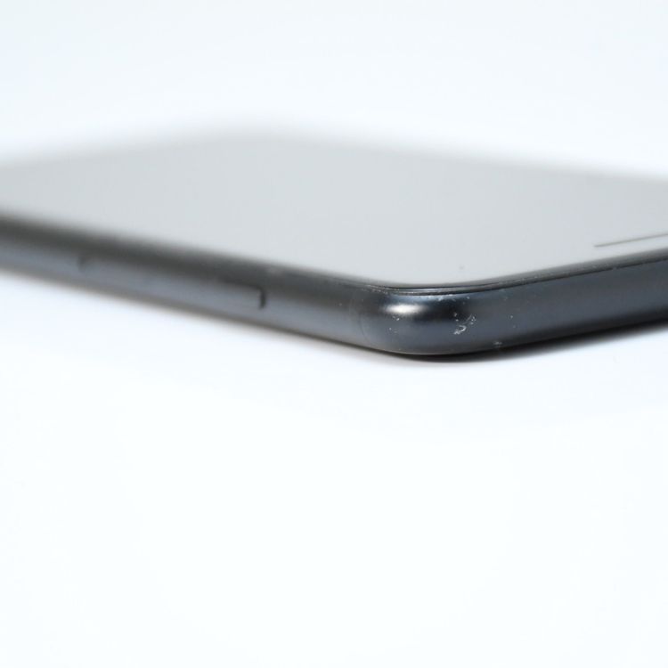 �ڽ����Хåƥ꡼��������81%��au SIM�ե꡼ iPhone SE �裲���� 64GB �֥�å�