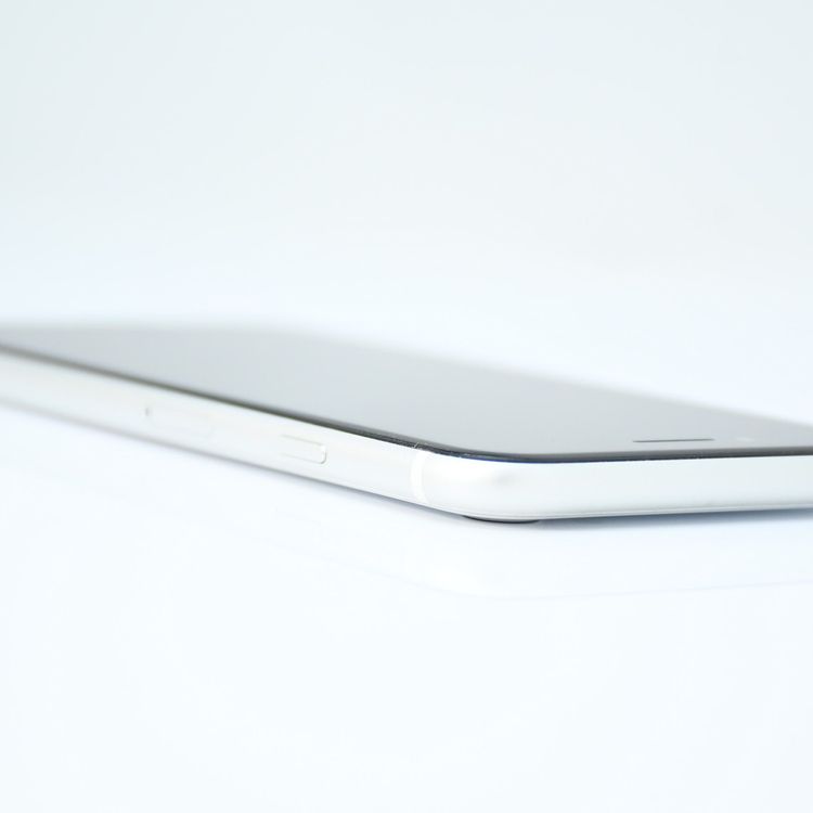 �ڱվ����ʡ�docomo SIM�ե꡼ iPhone SE �裲���� 64GB �ۥ磻��