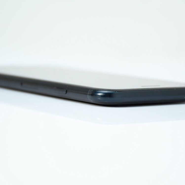 �����ʡ������Хåƥ꡼95%��SIM�ե꡼ iPhone SE��3���� 64GB�ߥåɥʥ���