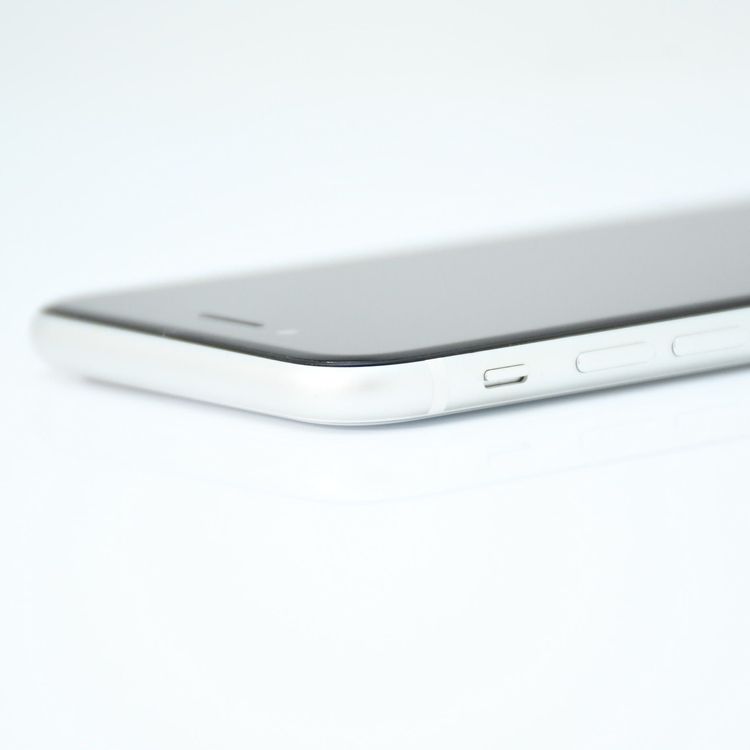 ��ư��ġ�����100 %�����ʡ�docomo SIM�ե꡼ iPhone SE�裲���� 128GB