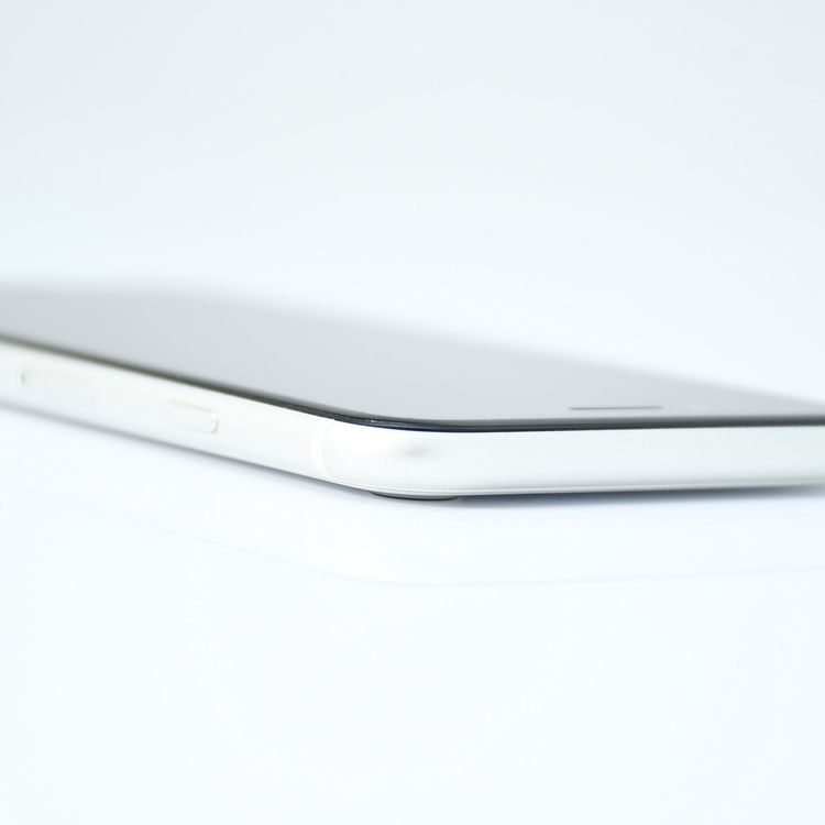 docomo SIM�ե꡼ iPhone SE �裲���� 64GB �ۥ磻��