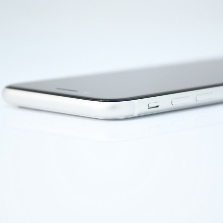 SIM�ե꡼ iPhone SE �裲���� 64GB �ۥ磻��