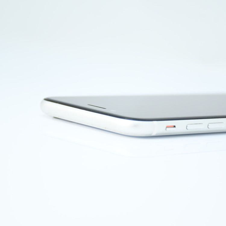 �����ʡ�SIM�ե꡼ iPhone SE �裲���� 64GB �ۥ磻��