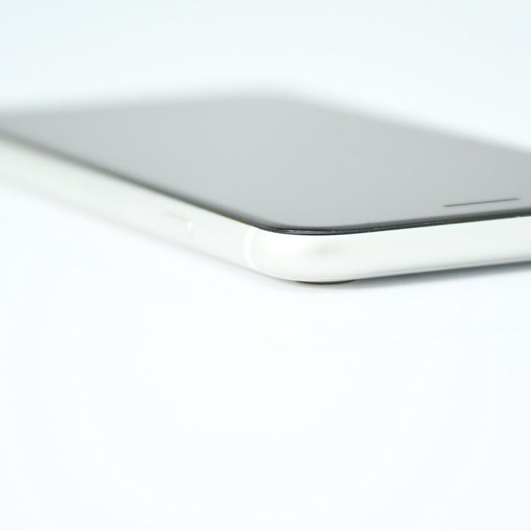 SIM�ե꡼ iPhone SE �裲���� 64GB �ۥ磻��