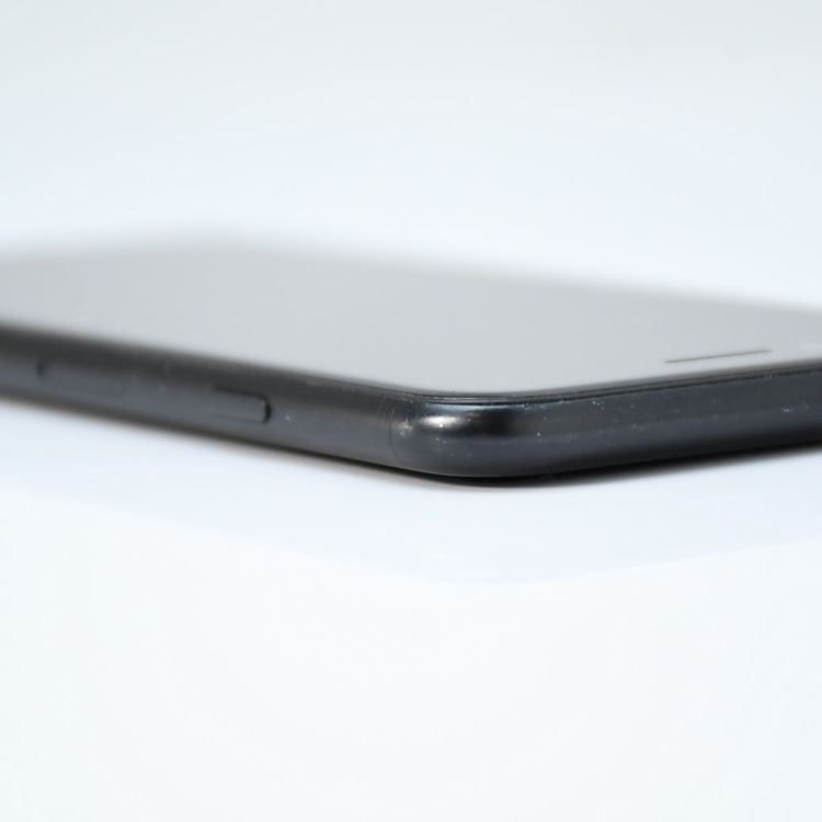 �ڱվ����ʡ�SIM�ե꡼ iPhone SE �裲���� 64GB �֥�å�