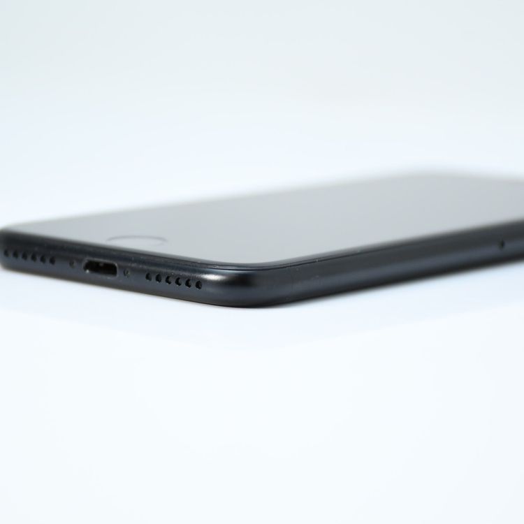 �ڱվ����ʡ�SIM�ե꡼ iPhone SE �裲���� 64GB �֥�å�