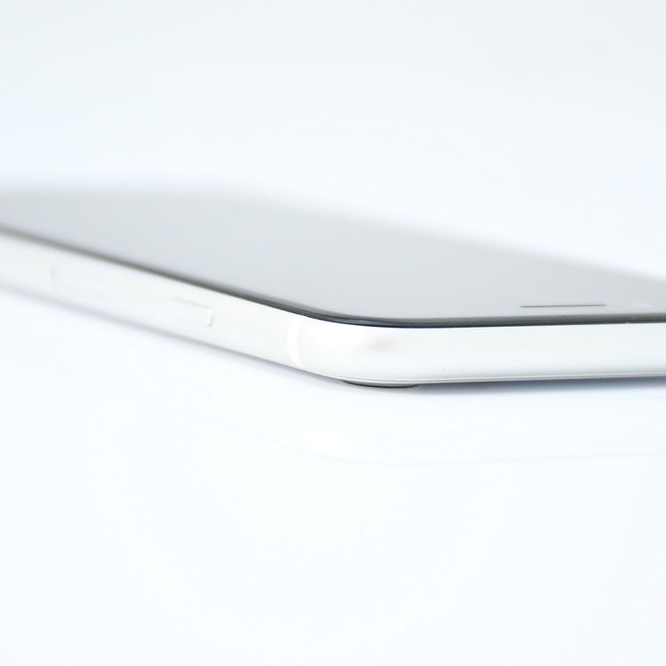 �����ʡ�docomo SIM�ե꡼ iPhone SE �裲���� 64GB �ۥ磻��