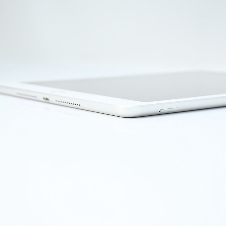 �ڥХåƥ꡼��������92������ʡ�SIM�ե꡼iPad ��7����  32GB ����С�