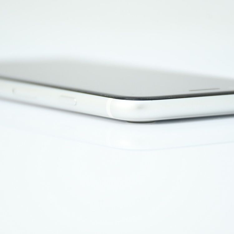 �����ʡ���°�ʴ�����docomo SIM�ե꡼ iPhone SE �裲���� 128GB �ۥ磻��