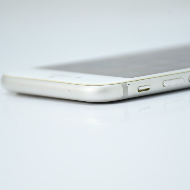 SIM�ե꡼ iPhone7 32GB ����С�
