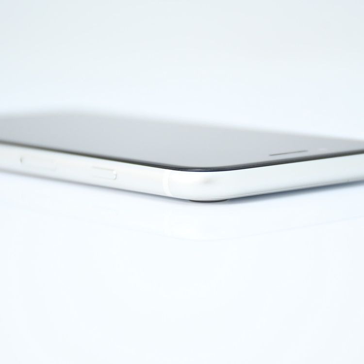 SIM�ե꡼ iPhone SE �裲���� 64GB �ۥ磻��