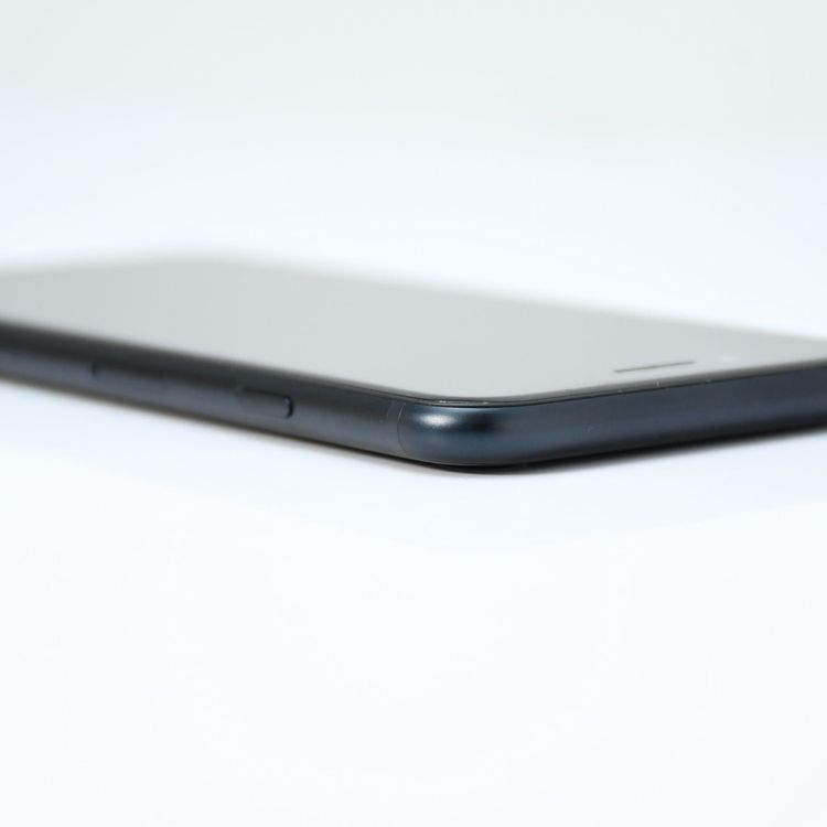 �����ʡ������Хåƥ꡼90%��SIM�ե꡼ iPhone SE��3���� 64GB�ߥåɥʥ���