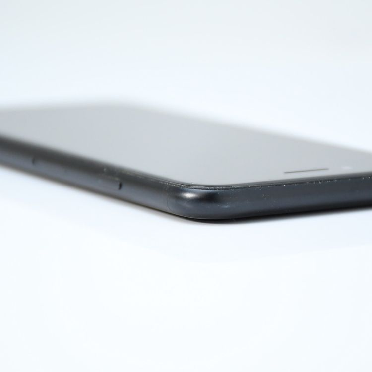 docomo SIM�ե꡼ iPhone SE �裲���� 64GB �֥�å�