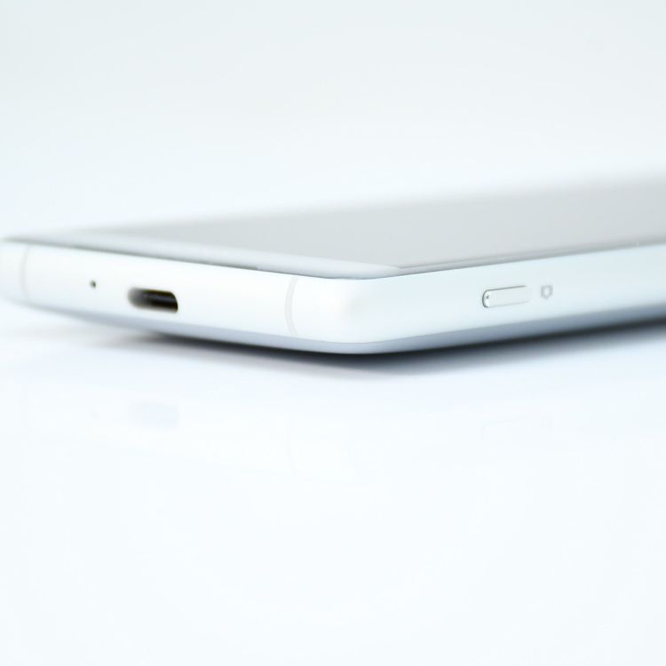 �ڿ���Ʊ�͡�SIM�ե꡼ docomo Xperia XZ2 Compact SO-05K