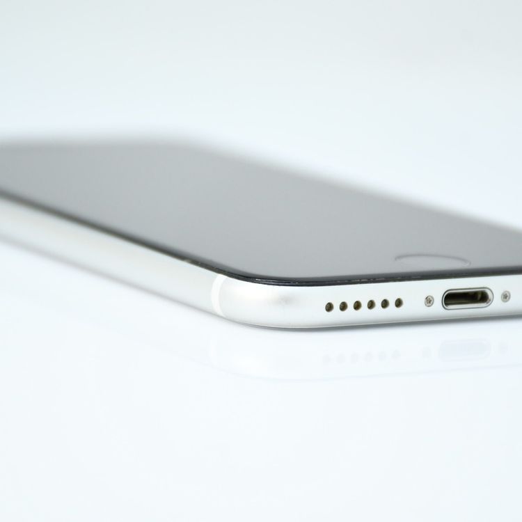 �ڱվ����ʡ������Хåƥ꡼��������84���SIM�ե꡼iPhone SE �裲���� 64GB�ۥ磻��