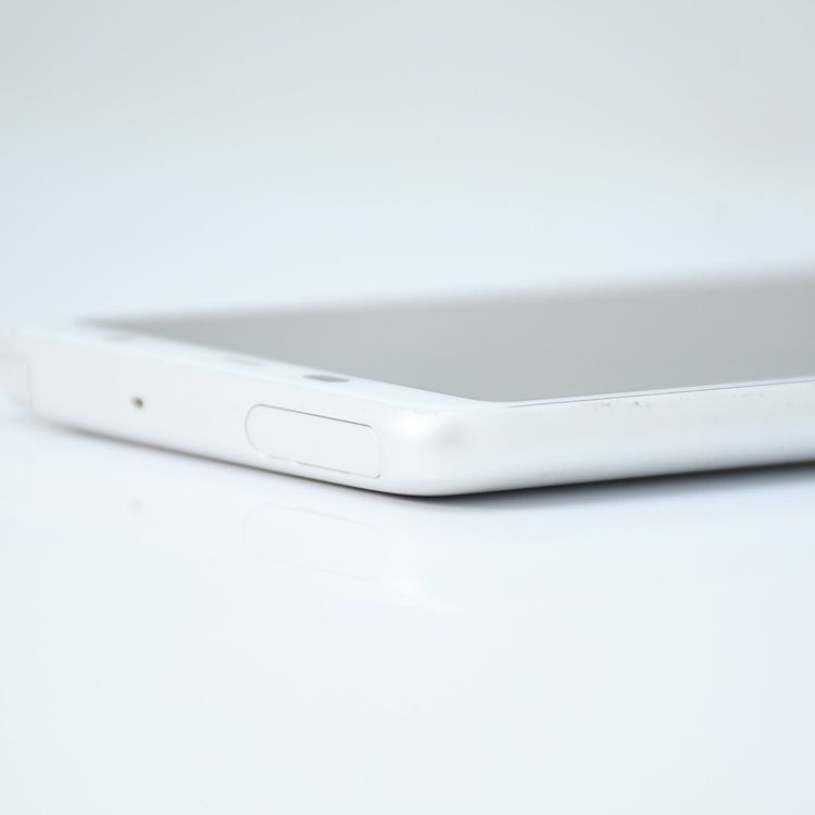 �������ɹ����վ����ʡ�SIM�ե꡼ docomo arrows Be3 F-02L �ۥ磻��