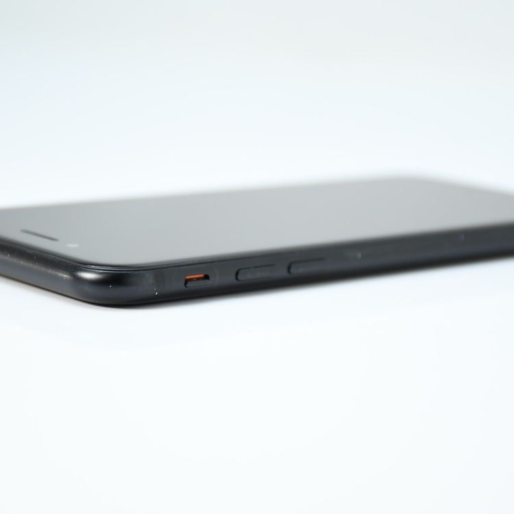 �ڽ����Хåƥ꡼81%��docomo SIM�ե꡼ iPhoneSE ��2���� 128GB