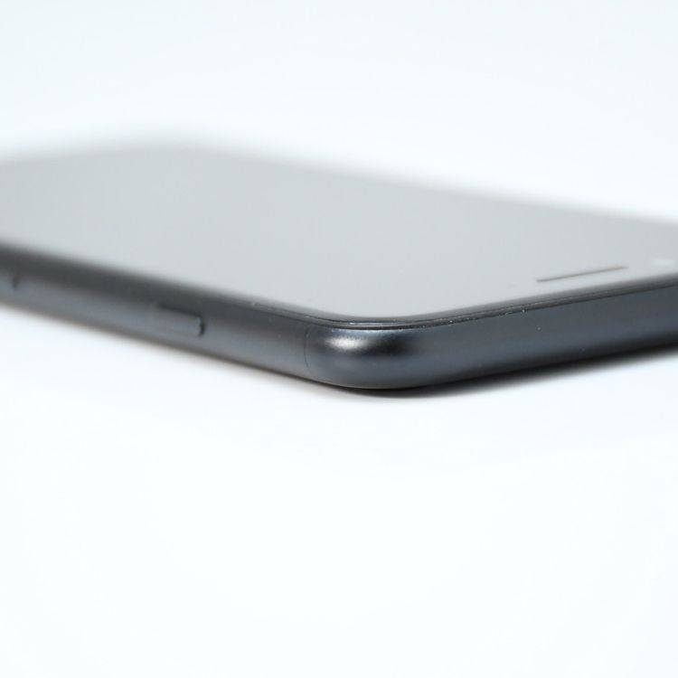 ��ư��ġ�����100 %���վ����ʡ�SIM�ե꡼ iPhone SE�裲���� 128GB �֥�å�