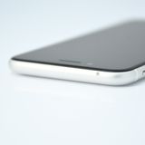 �ڱվ����ʡ������Хåƥ꡼77���SIM�ե꡼ iPhone SE �裲���� 128GB �ۥ磻��