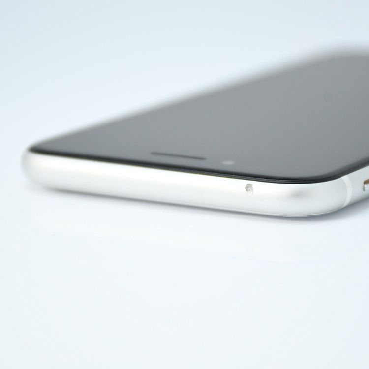 �ڱվ����ʡ������Хåƥ꡼77���SIM�ե꡼ iPhone SE �裲���� 128GB �ۥ磻��